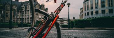 Image vélo rouge coucher de soleil
